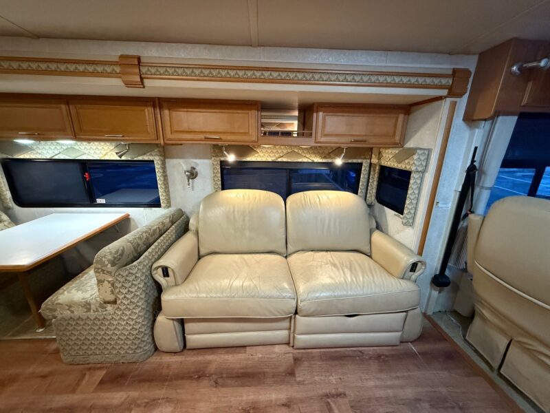 2005 Winnebago Journey 39K Pusher with 3 Slides - Image 24