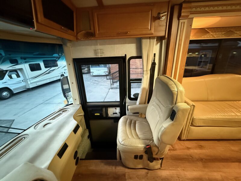 2005 Winnebago Journey 39K Pusher with 3 Slides - Image 30