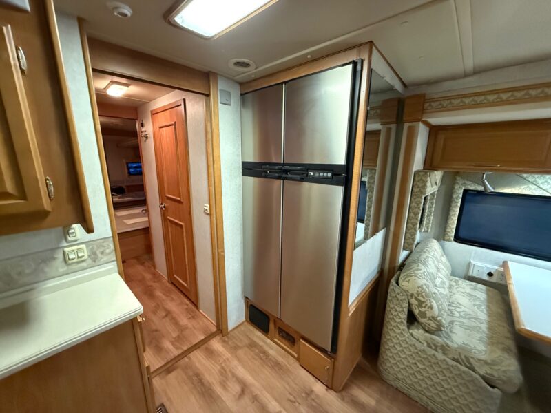 2005 Winnebago Journey 39K Pusher with 3 Slides - Image 38