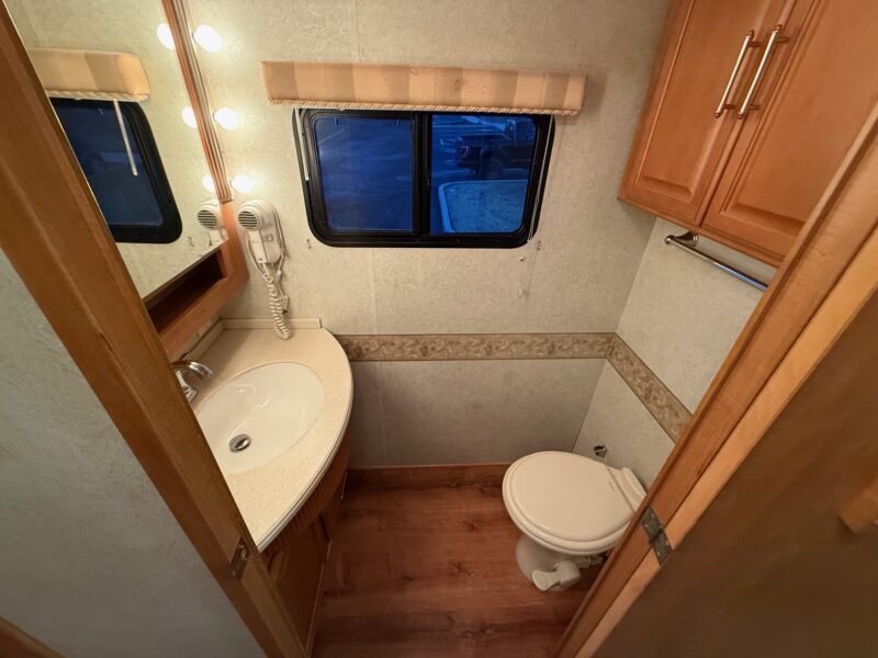 2005 Winnebago Journey 39K Pusher with 3 Slides - Image 50