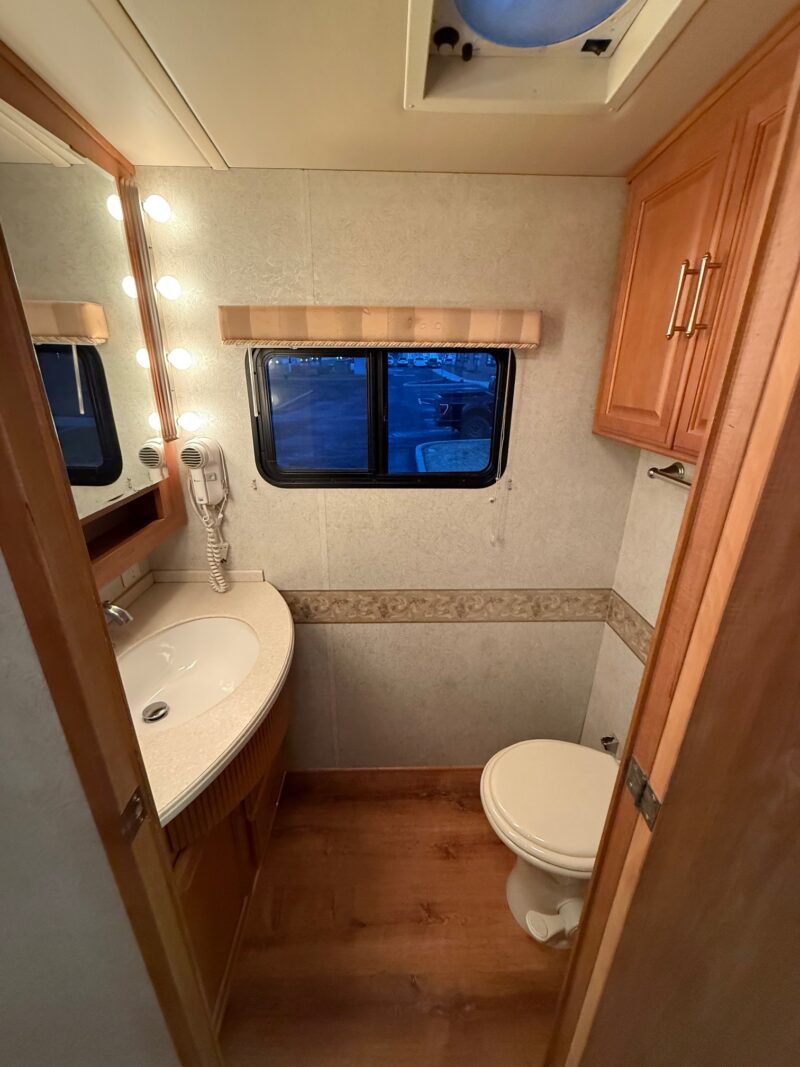 2005 Winnebago Journey 39K Pusher with 3 Slides - Image 51