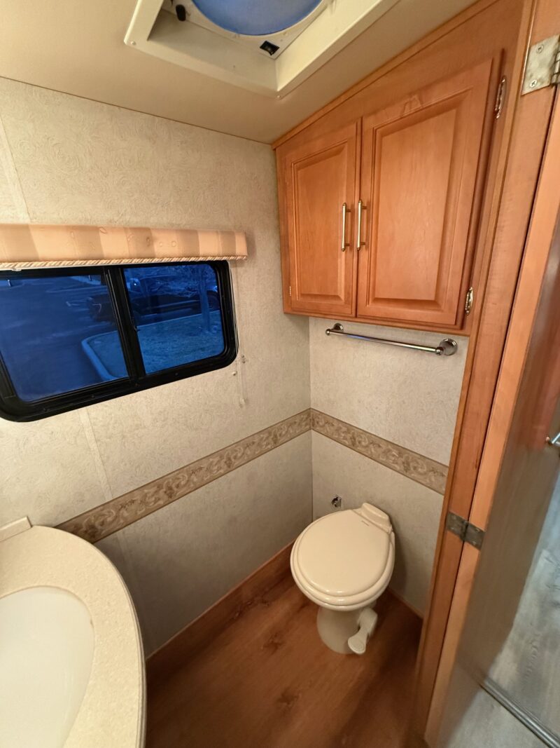 2005 Winnebago Journey 39K Pusher with 3 Slides - Image 52