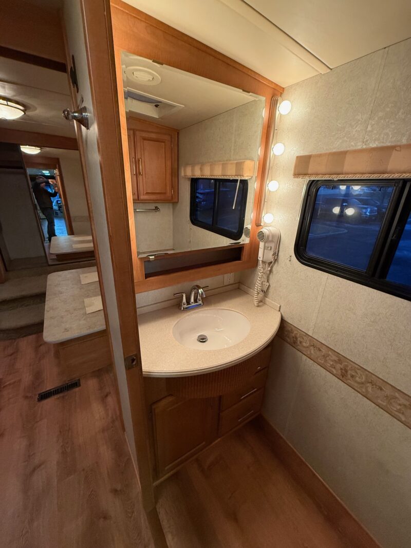 2005 Winnebago Journey 39K Pusher with 3 Slides - Image 53