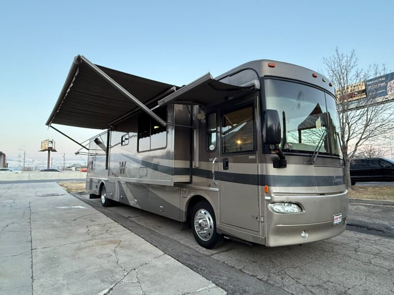 2005 Winnebago Journey 39K Pusher with 3 Slides - Image 12