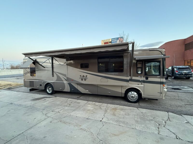 2005 Winnebago Journey 39K Pusher with 3 Slides - Image 13