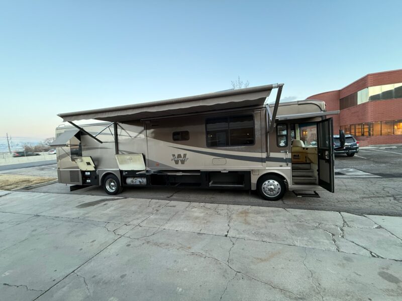 2005 Winnebago Journey 39K Pusher with 3 Slides - Image 14