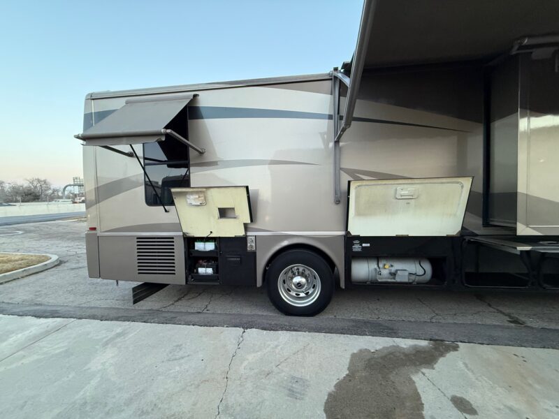 2005 Winnebago Journey 39K Pusher with 3 Slides - Image 15