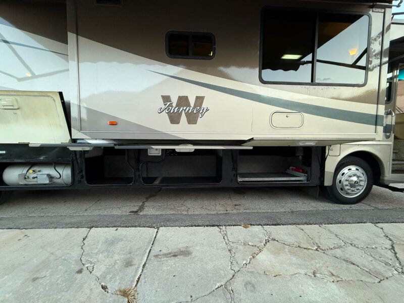 2005 Winnebago Journey 39K Pusher with 3 Slides - Image 16