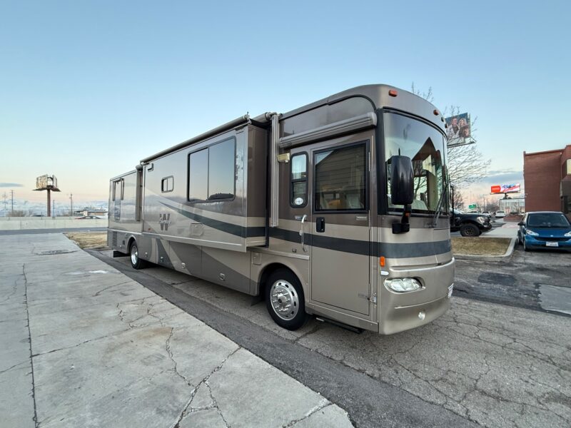 2005 Winnebago Journey 39K Pusher with 3 Slides - Image 11