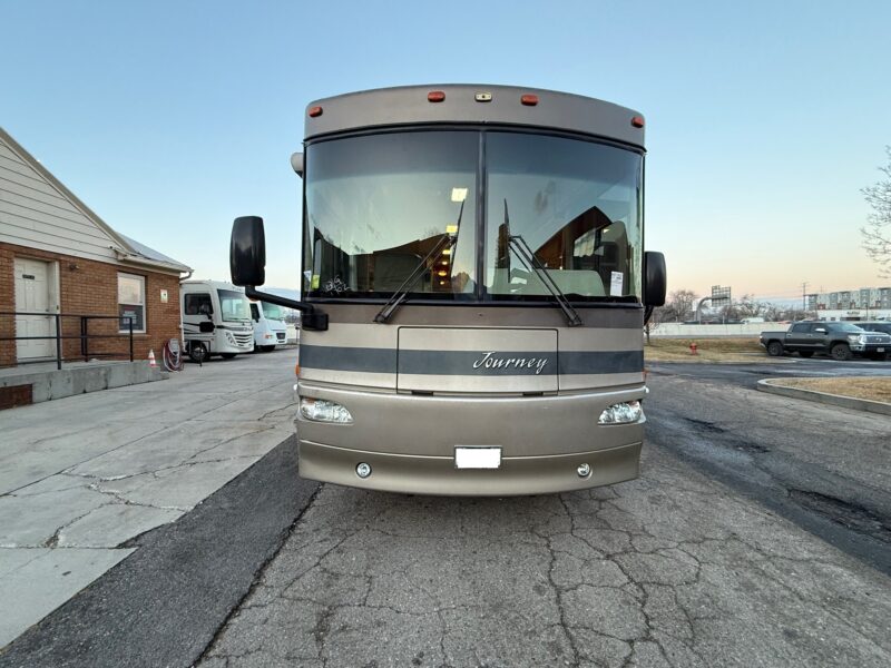 2005 Winnebago Journey 39K Pusher with 3 Slides - Image 10