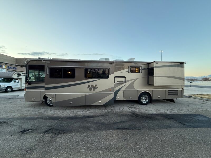 2005 Winnebago Journey 39K Pusher with 3 Slides - Image 3