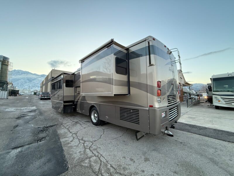 2005 Winnebago Journey 39K Pusher with 3 Slides - Image 9