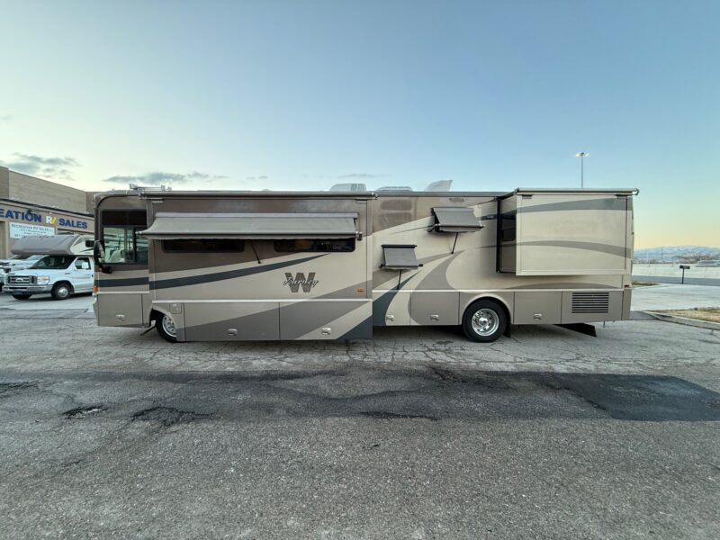 2005 Winnebago Journey 39K Pusher with 3 Slides - Image 4