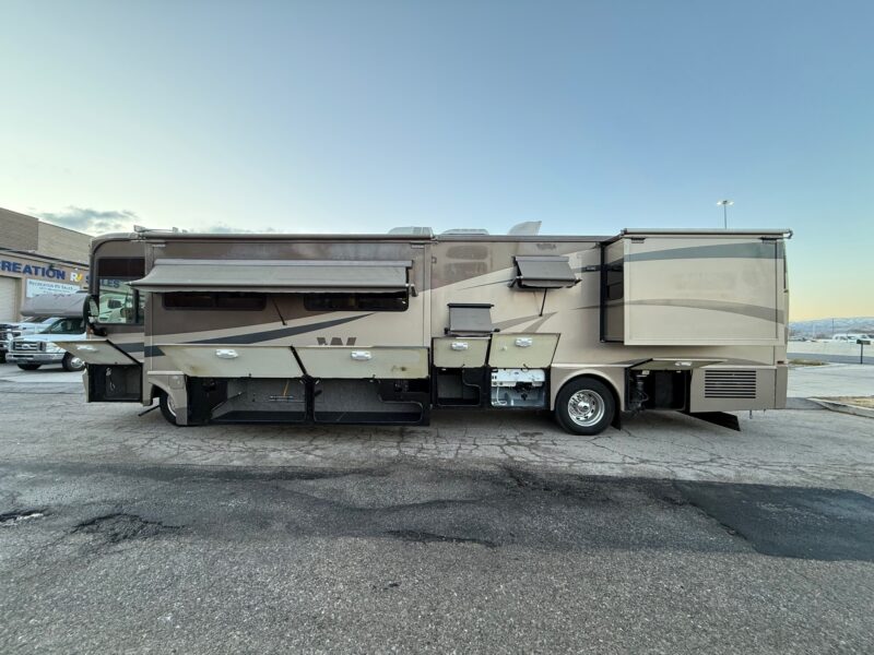 2005 Winnebago Journey 39K Pusher with 3 Slides - Image 5