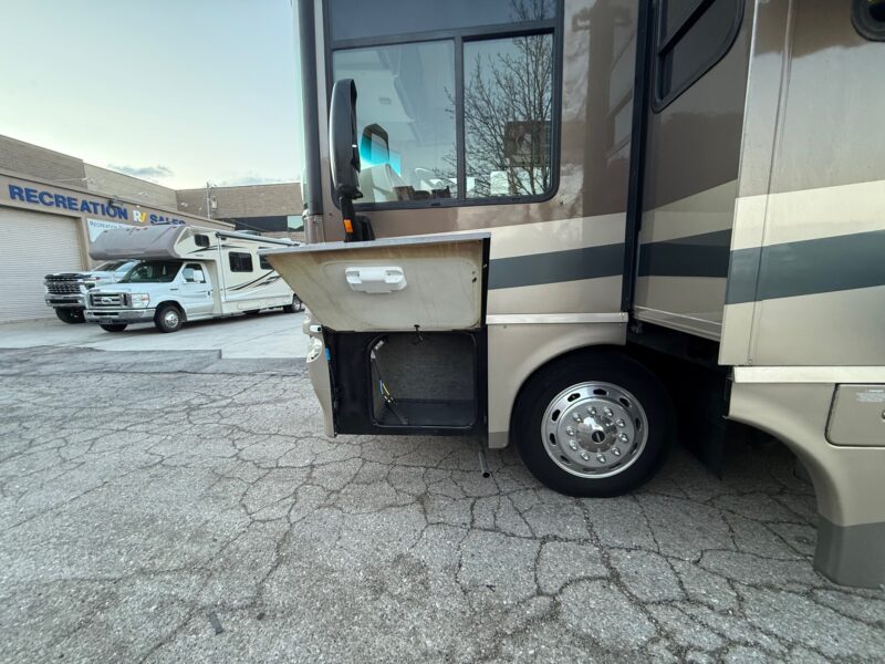 2005 Winnebago Journey 39K Pusher with 3 Slides - Image 6