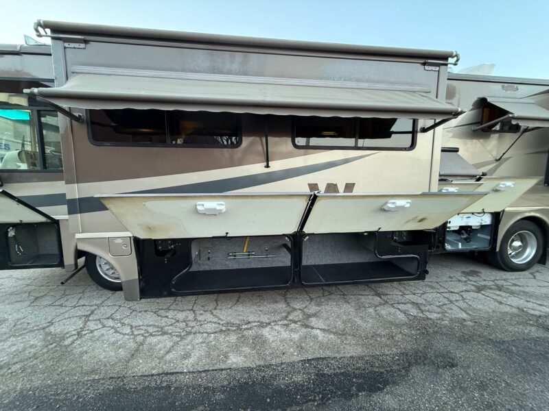 2005 Winnebago Journey 39K Pusher with 3 Slides - Image 7