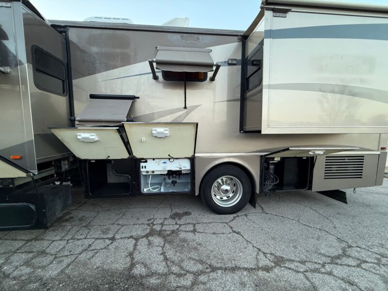 2005 Winnebago Journey 39K Pusher with 3 Slides - Image 8