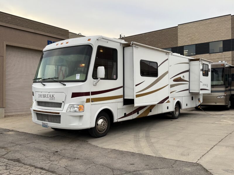 2007 Damon Daybreak 3135 motorhome with 3 Slides - Image 7