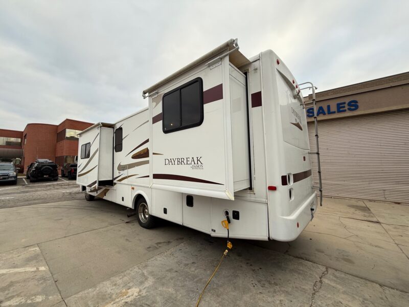 2007 Damon Daybreak 3135 motorhome with 3 Slides - Image 9