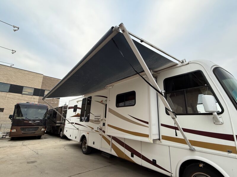 2007 Damon Daybreak 3135 motorhome with 3 Slides - Image 3