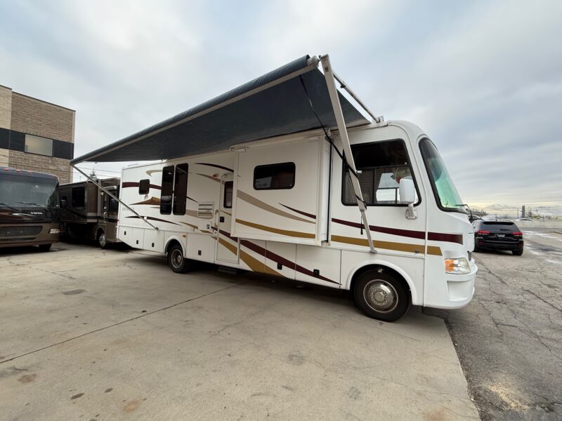 2007 Damon Daybreak 3135 motorhome with 3 Slides - Image 4