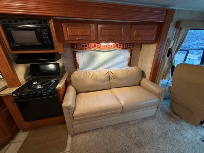 2007 Damon Daybreak 3135 motorhome with 3 Slides - Image 16