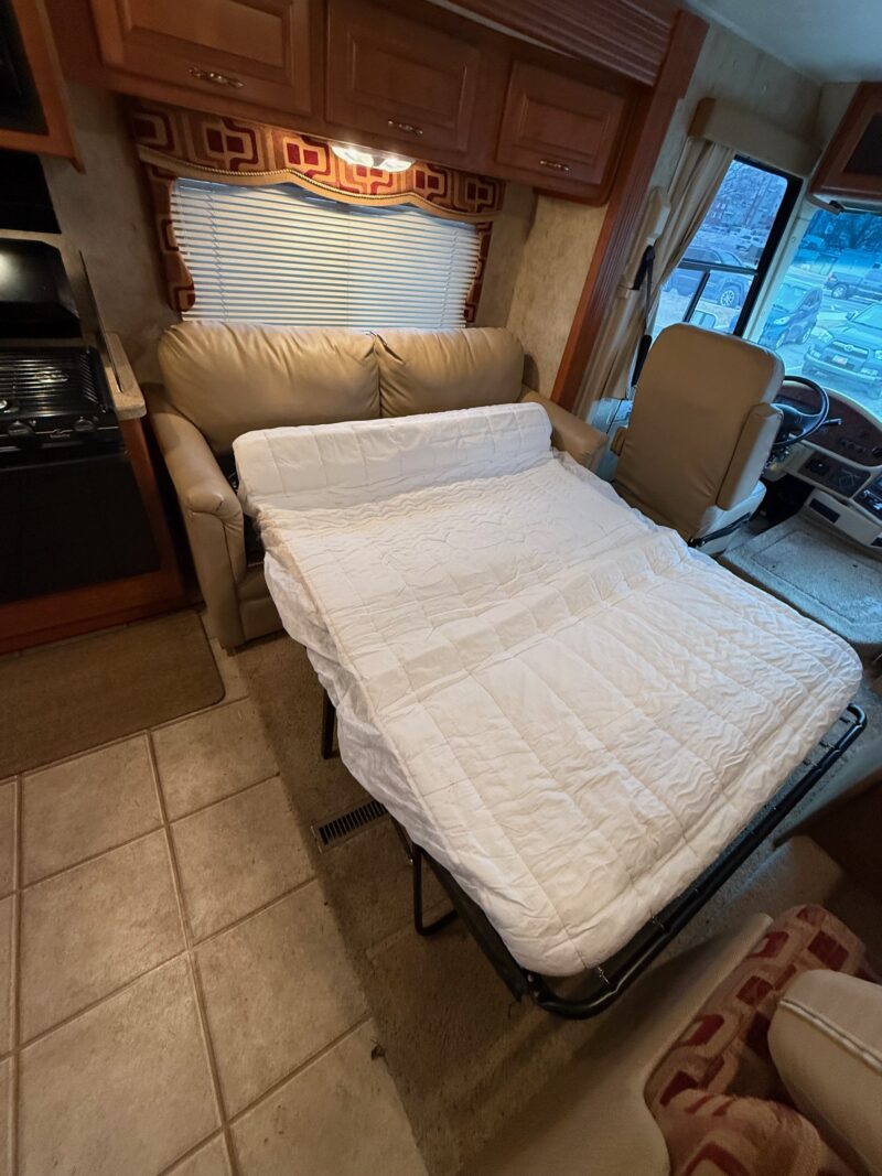 2007 Damon Daybreak 3135 motorhome with 3 Slides - Image 17