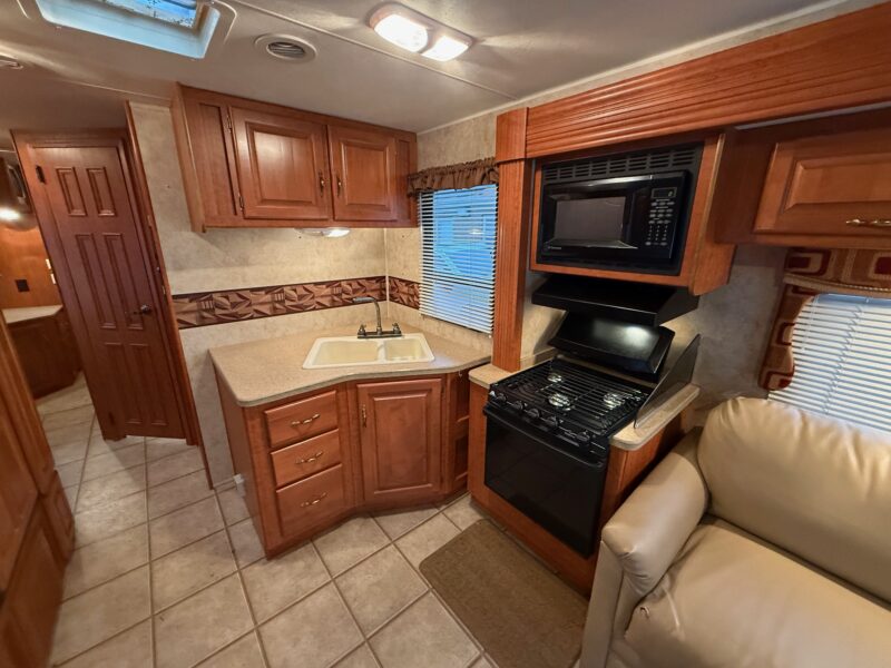 2007 Damon Daybreak 3135 motorhome with 3 Slides - Image 25