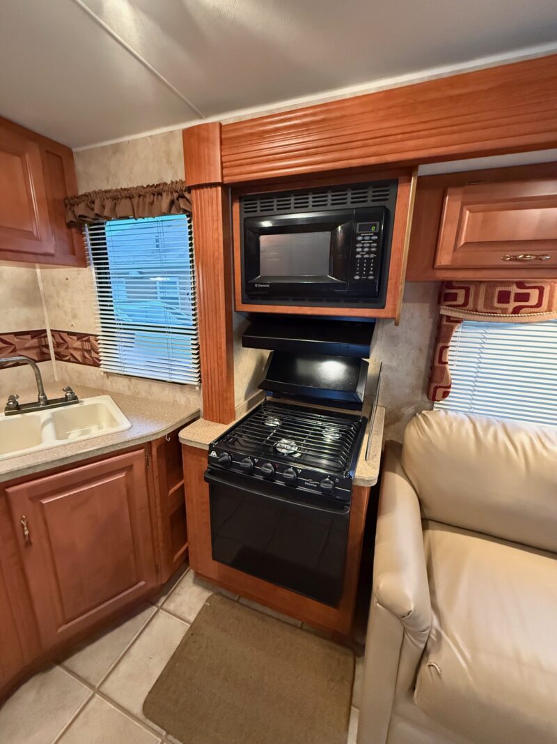 2007 Damon Daybreak 3135 motorhome with 3 Slides - Image 26