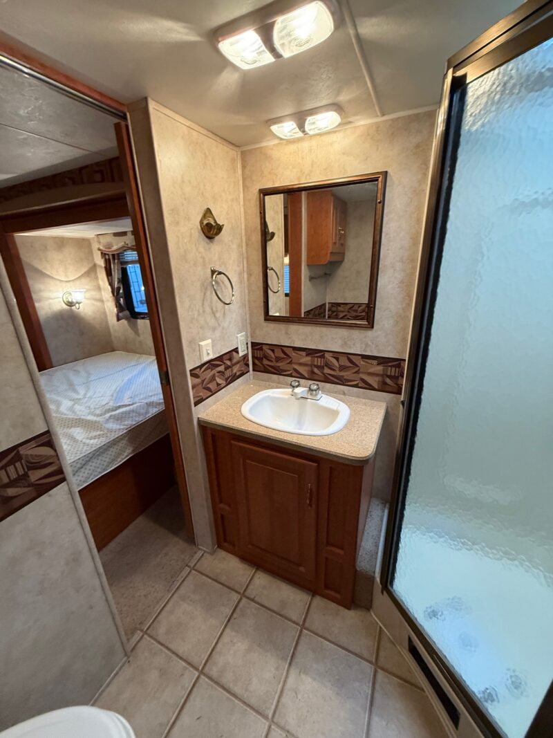 2007 Damon Daybreak 3135 motorhome with 3 Slides - Image 34