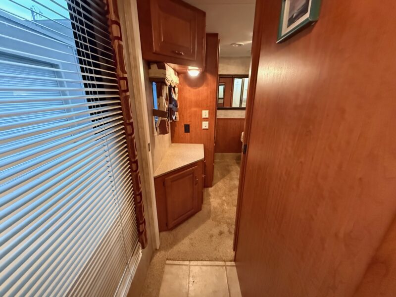 2007 Damon Daybreak 3135 motorhome with 3 Slides - Image 38