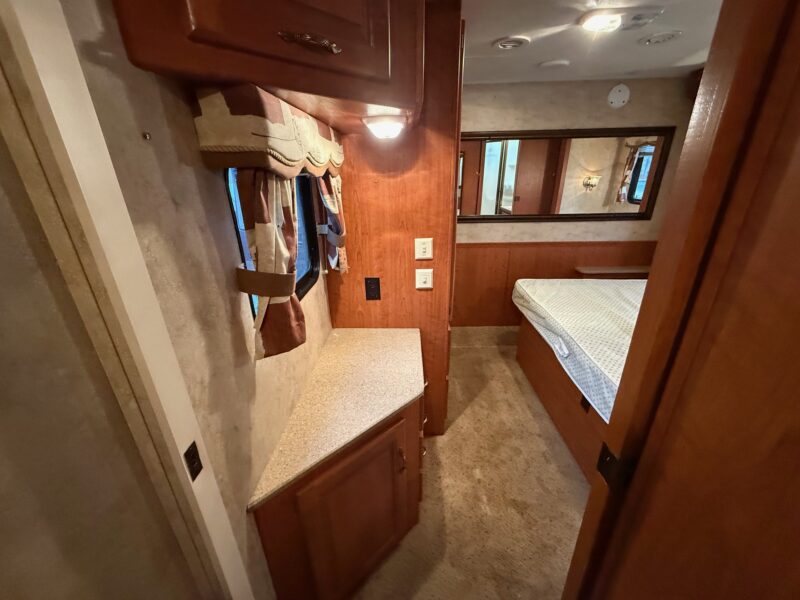 2007 Damon Daybreak 3135 motorhome with 3 Slides - Image 39