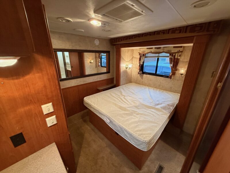 2007 Damon Daybreak 3135 motorhome with 3 Slides - Image 40