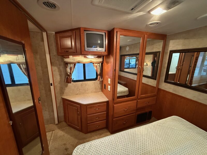 2007 Damon Daybreak 3135 motorhome with 3 Slides - Image 42