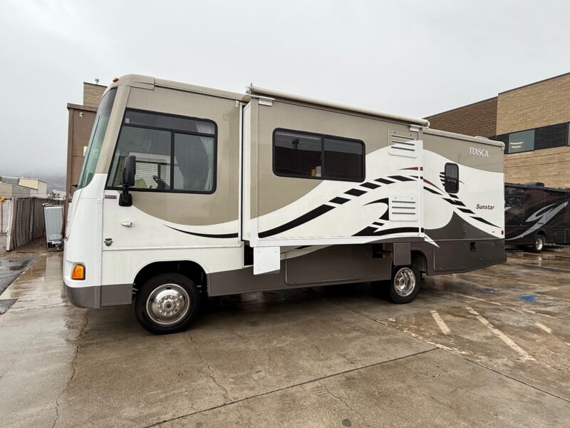 2010 Itasca Sunstar 26P With 2 Slides - Image 2