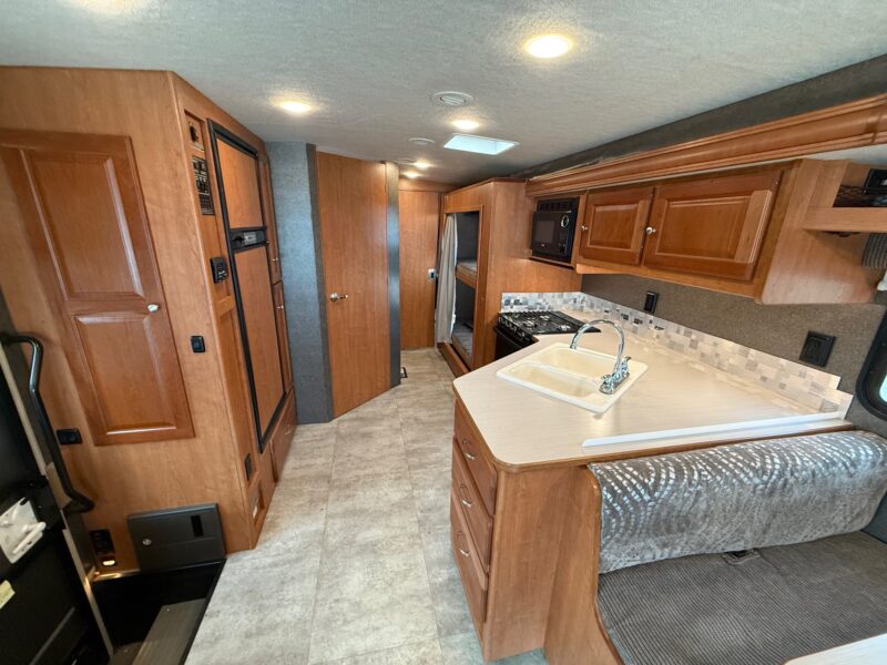 2016 Winnebago Vista 31BE Bunk's & Low Miles - Image 33