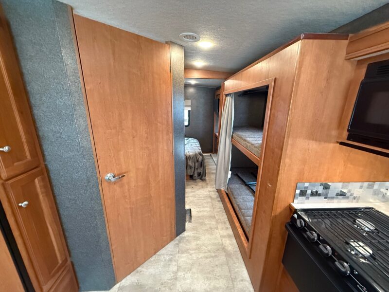 2016 Winnebago Vista 31BE Bunk's & Low Miles - Image 38