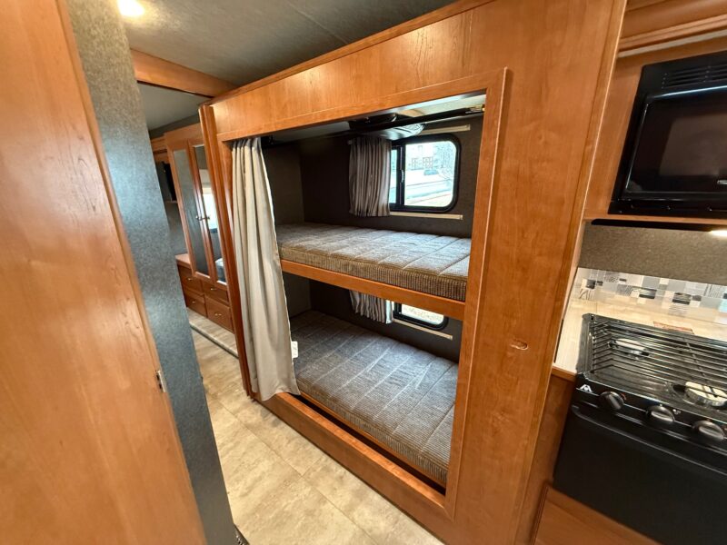 2016 Winnebago Vista 31BE Bunk's & Low Miles - Image 43