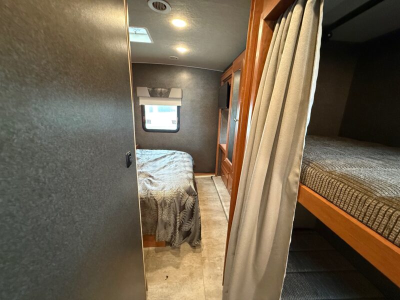 2016 Winnebago Vista 31BE Bunk's & Low Miles - Image 46