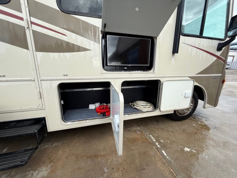 2016 Winnebago Vista 31BE Bunk's & Low Miles - Image 15