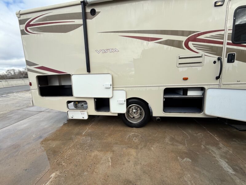 2016 Winnebago Vista 31BE Bunk's & Low Miles - Image 16