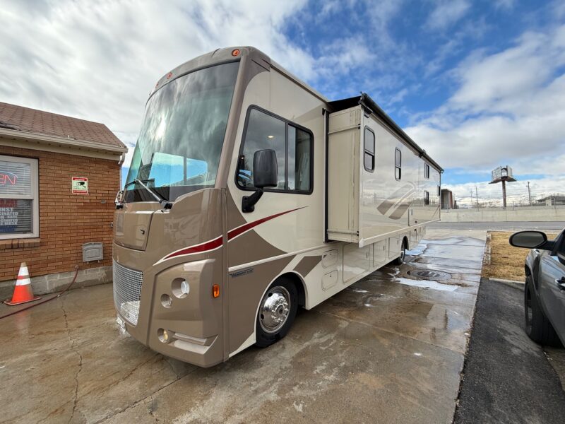 2016 Winnebago Vista 31BE Bunk's & Low Miles