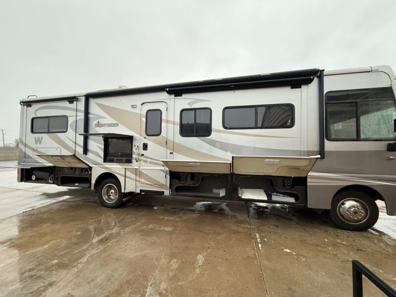 2011 Winnebago Sightseer 33C with 3 Slides - Image 6