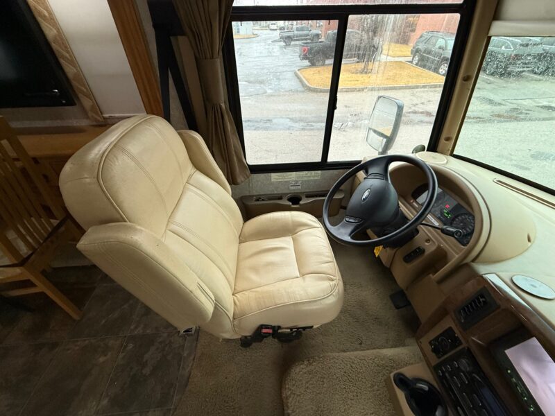 2011 Winnebago Sightseer 33C with 3 Slides - Image 26