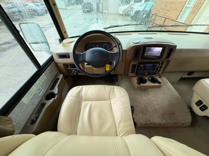 2011 Winnebago Sightseer 33C with 3 Slides - Image 27