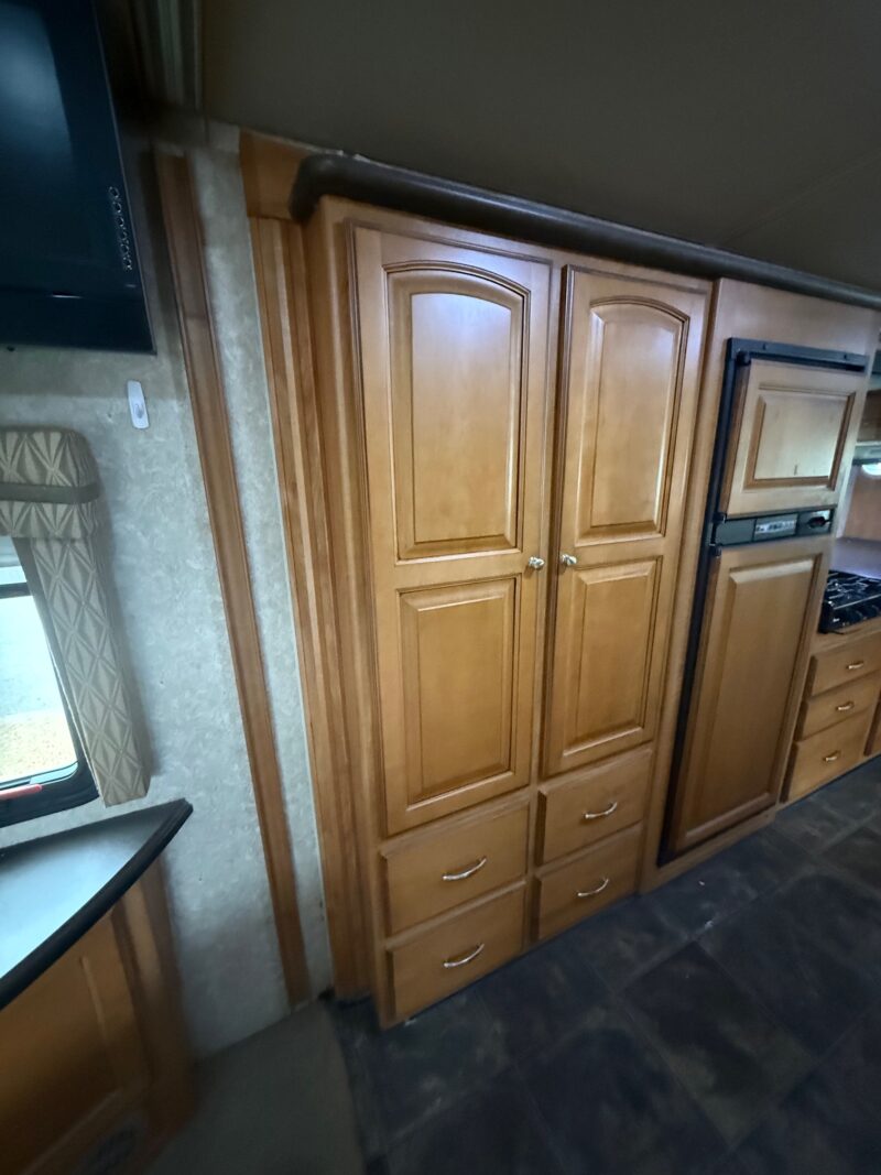 2011 Winnebago Sightseer 33C with 3 Slides - Image 45