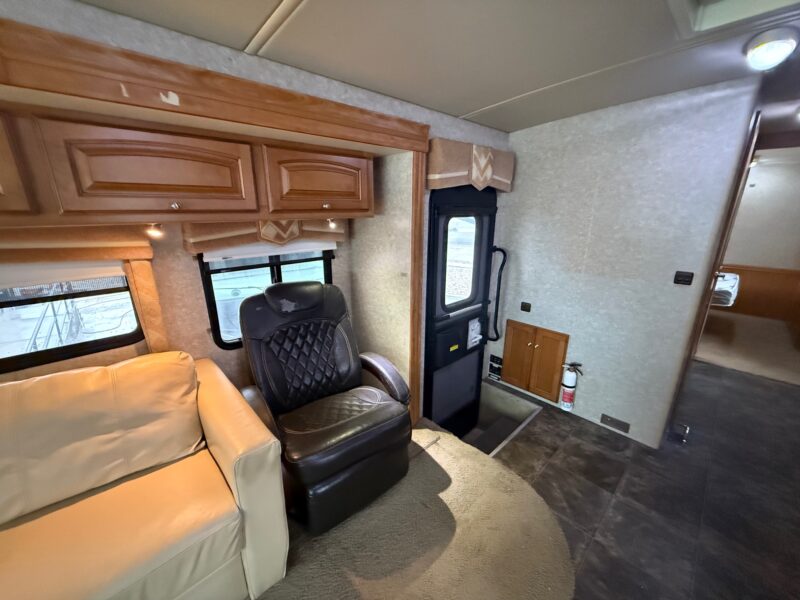 2011 Winnebago Sightseer 33C with 3 Slides - Image 33