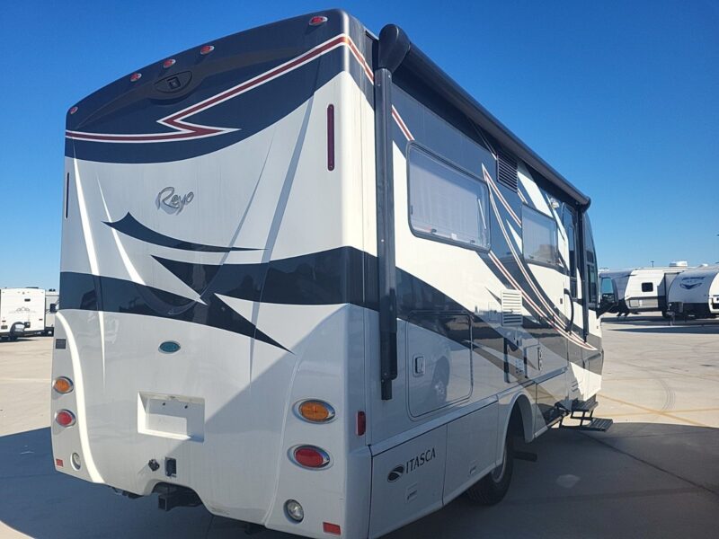 2014 Itasca Reyo 25P diesel with Slide - Image 4