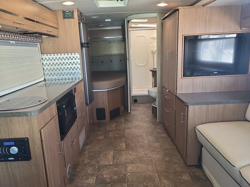 2014 Itasca Reyo 25P diesel with Slide - Image 7