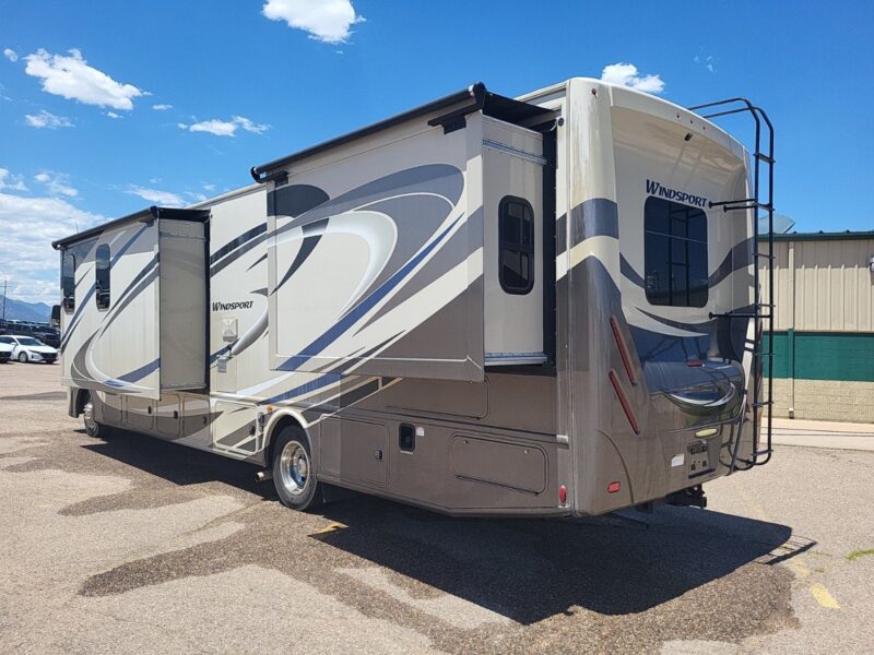 2018 Thor Windsport 34P Low Miles & Slide - Image 3